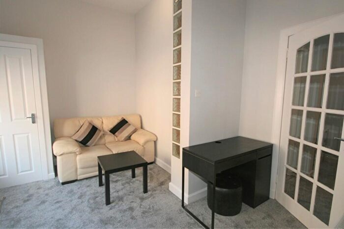 1 Bedroom Flat To Rent In Stock St, Bright Bed Furnished Apartment - Available //, PA2