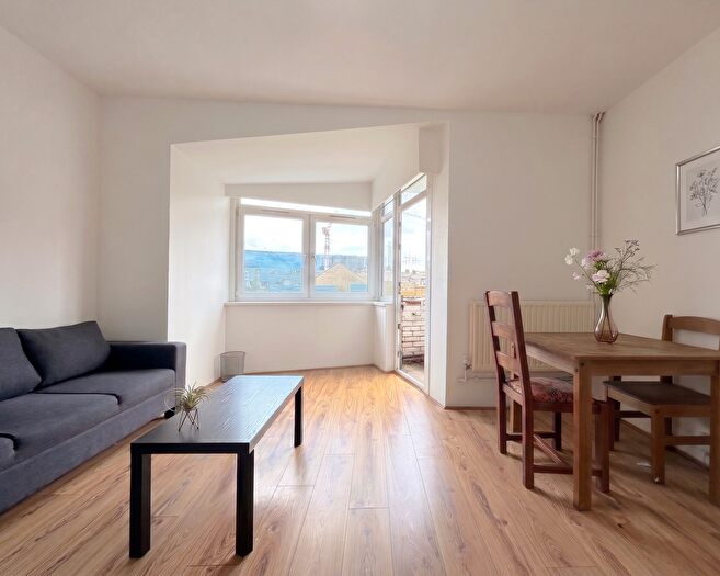 4 Bedroom Maisonette To Rent In Burbage Close, Tower Bridge, SE1