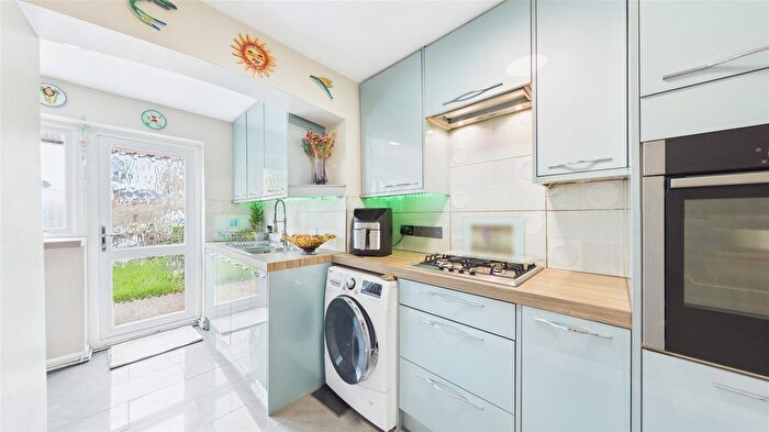 2 Bedroom Property For Sale In Palestine Grove, Colliers Wood, SW19
