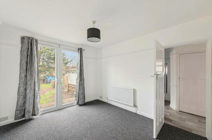 2 Bedroom Maisonette To Rent In Acacia Road, Mitcham, CR4