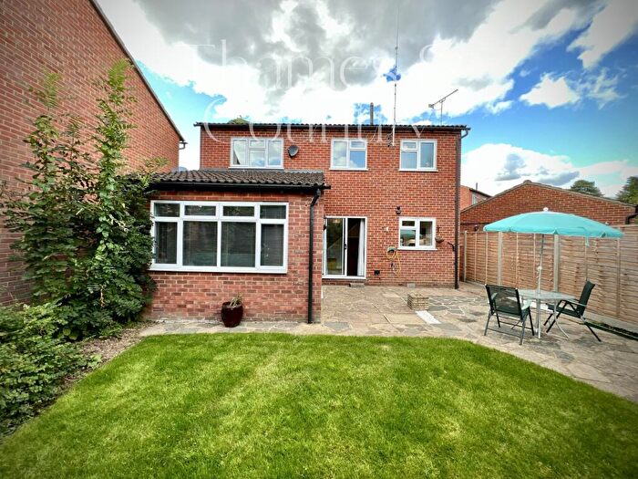 3 Bedroom Semi-Detached House For Sale In Rixon Close, George Green, Slough, Berkshire, SL3