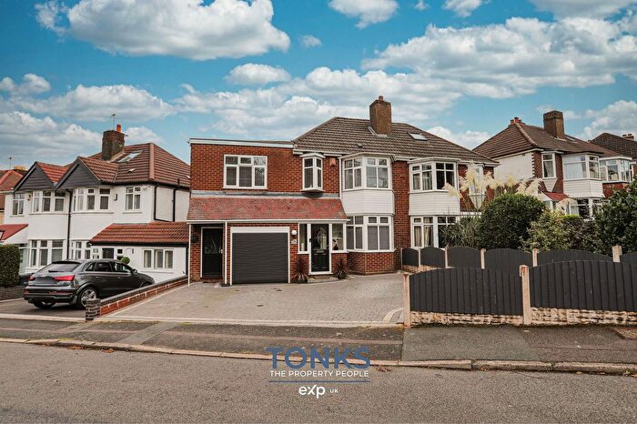 4 Bedroom Semi-detached House For Sale In Kingsway, Oldbury, B68