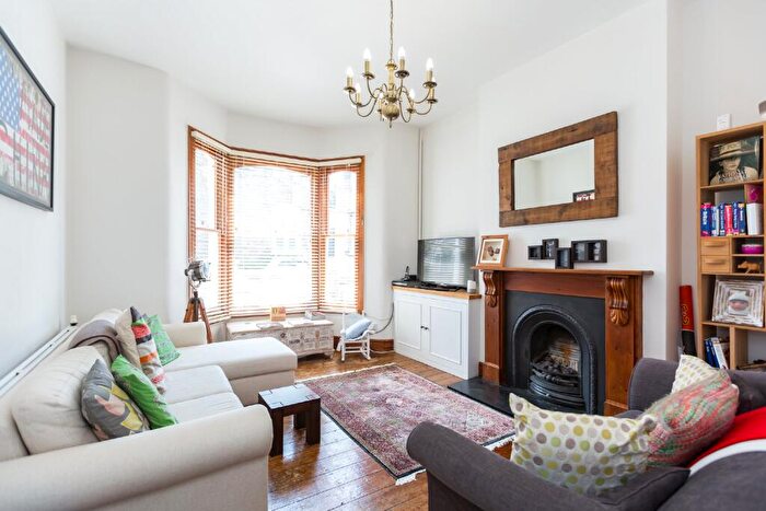 3 Bedroom Apartment To Rent In Tabley Road, Holloway, London, N7