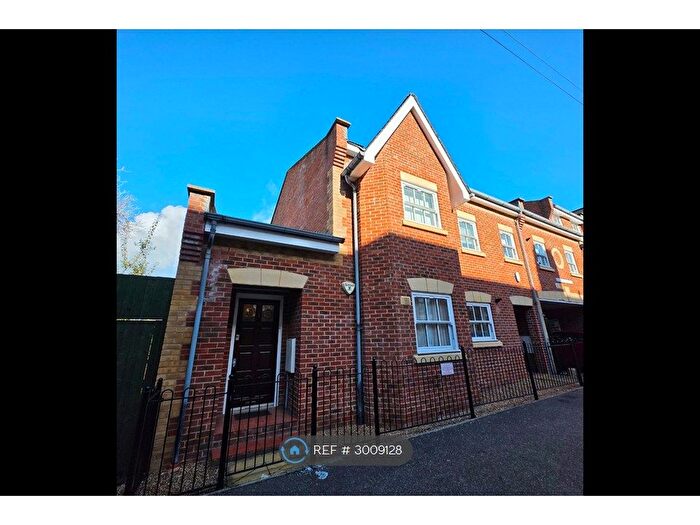 2 Bedroom Flat To Rent In Sandfield Court, Guildford, GU1