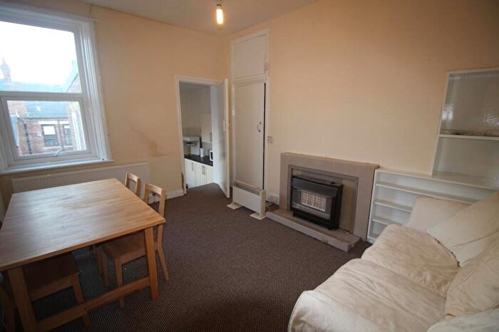 3 Bedroom Flat To Rent In Helmsley Road, Newcastle Upon Tyne, NE2
