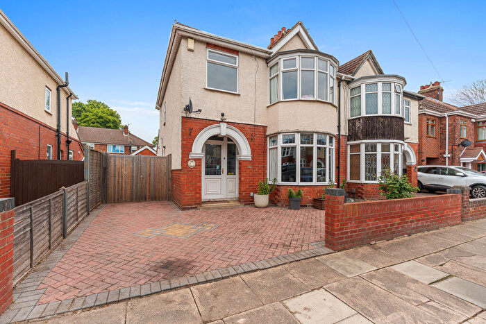 3 Bedroom Semi-Detached House For Sale In Compton Drive, Grimsby, DN34