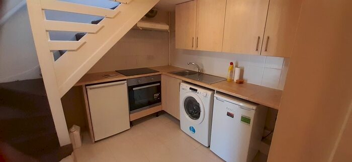 1 Bedroom Flat To Rent In Warwick Avenue, Edgware, HA8