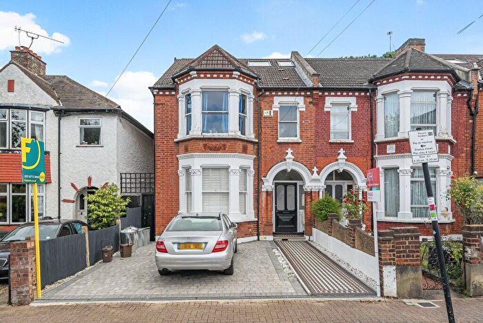 3 Bedroom Flat For Sale In Culverden Road, Balham, London, SW12