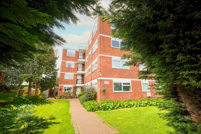 2 Bedroom Flat To Rent In Lynwood Close, South Woodford, E18