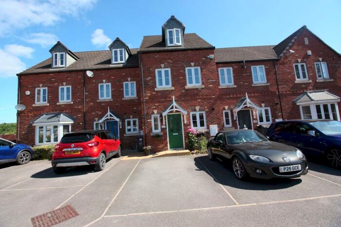 3 Bedroom Town House To Rent In Kents Grove, Goldthorpe, S63