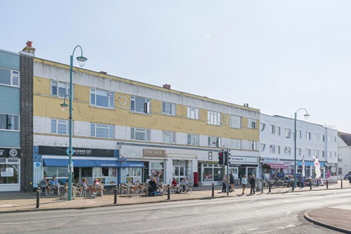 2 Bedroom Apartment For Sale In Marine Court Mansions, Marine Parade West, Lee-on-the-Solent, PO13