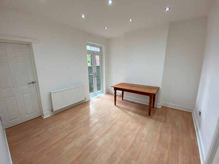 2 Bedroom Flat To Rent In Beechfield Road, London, N4
