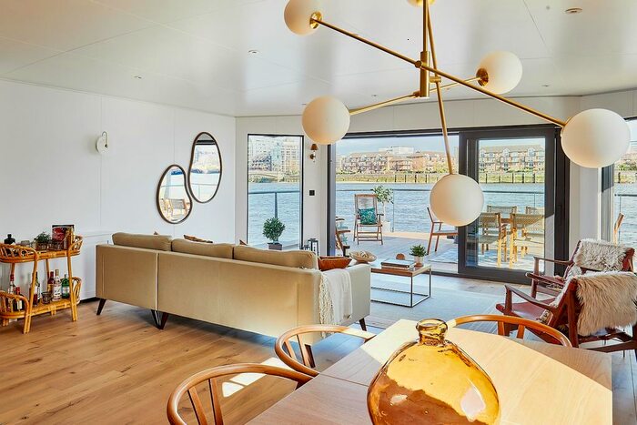 2 Bedroom Houseboat To Rent In Cheyne Walk, Chelsea, SW10