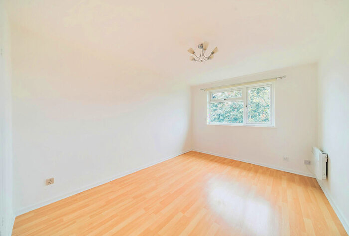 2 Bedroom Apartment For Sale In Warner Avenue, Cheam, Sutton, SM3