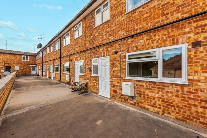 3 Bedroom Flat To Rent In Yorktown Road, Sandhurst, Berks, GU47