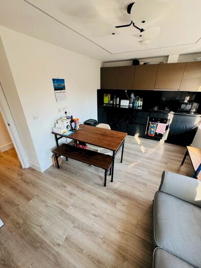 3 Bedroom Flat To Rent In Rita Road, London, SW8