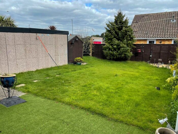 2 Bedroom Semi-Detached Bungalow To Rent In Oakcroft Gardens, Littlehampton, BN17