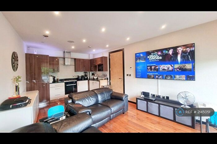 2 Bedroom Flat To Rent In Crystal Court, London, N14