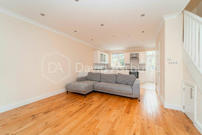 3 Bedroom Apartment To Rent In Umfreville Road, Finsbury Park, London, N4