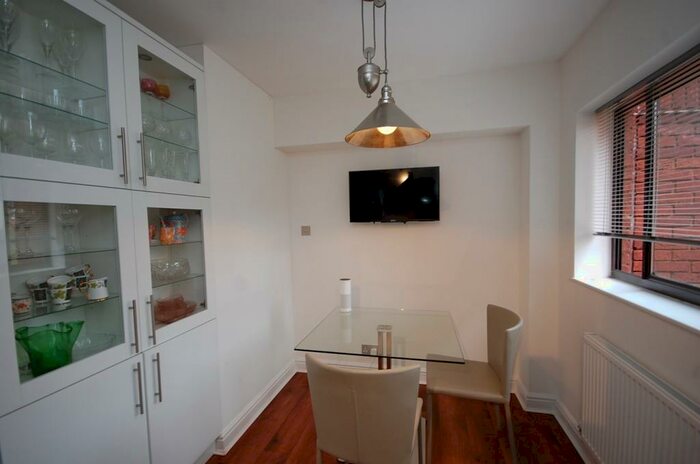 2 Bedroom Flat To Rent In Spencer Close, London, N3