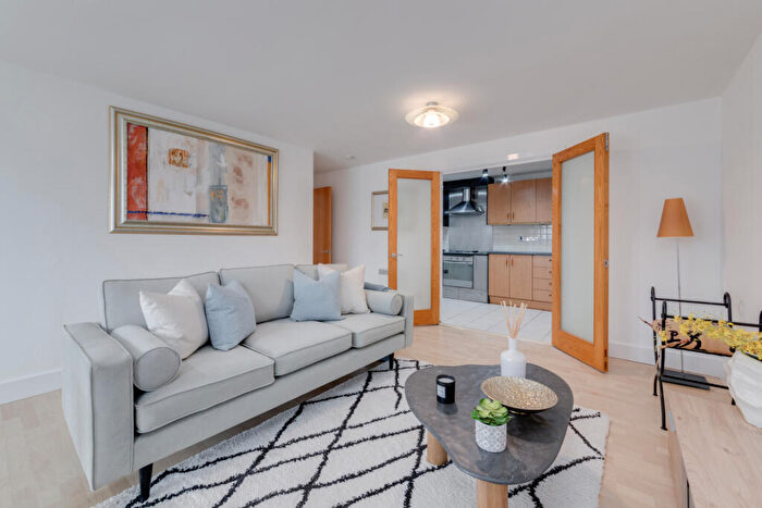 3 Bedroom Flat To Rent In St. Davids Square, Cubitt Town, E14