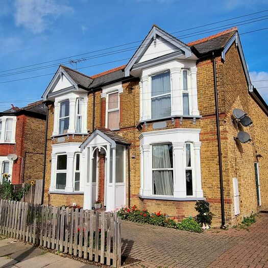 3 Bedroom Maisonette To Rent In Hanworth Road, Feltham, TW13