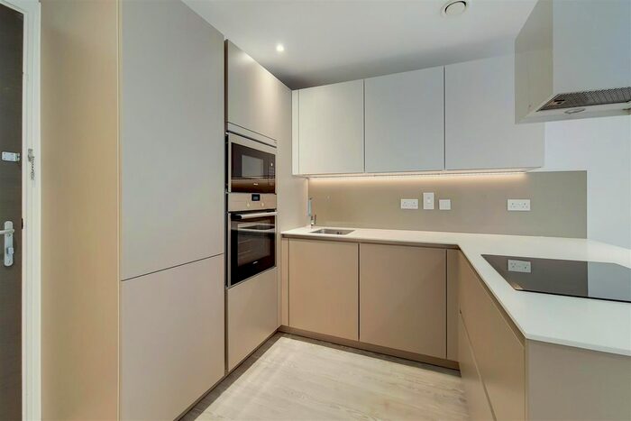 Studio To Rent In London Square, Streatham Hill, London, SW2