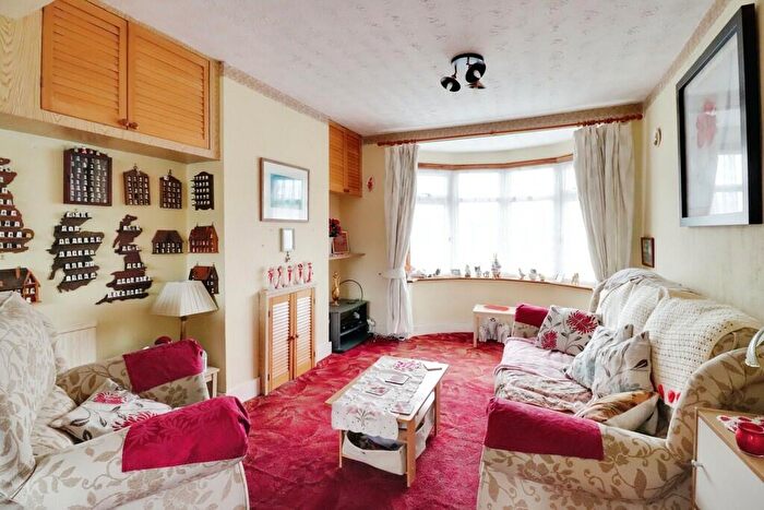2 Bedroom Chalet For Sale In Richmond Avenue, South Benfleet, SS7