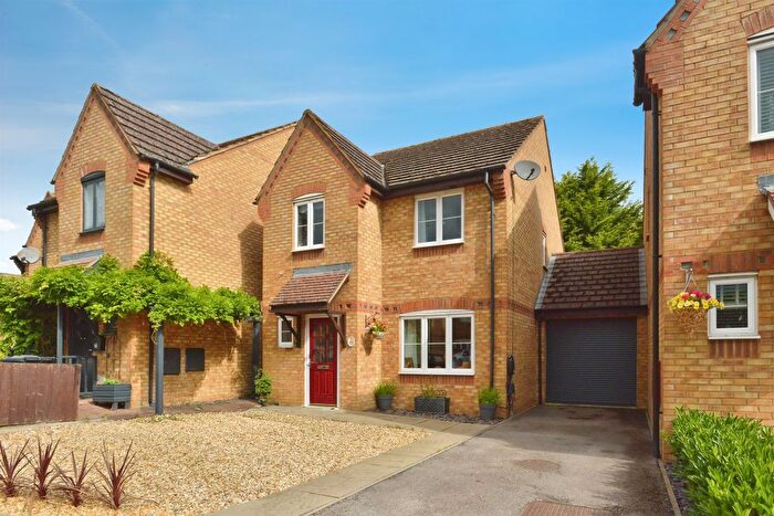 3 Bedroom Link Detached House For Sale In Winwood Close, Deanshanger, Milton Keynes, MK19