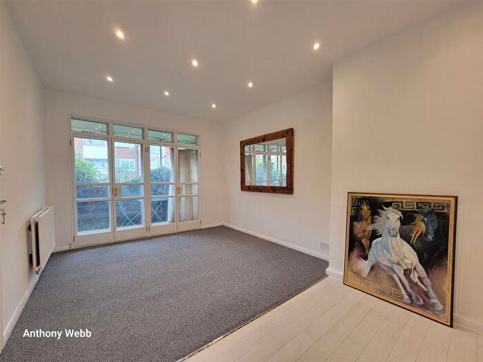 3 Bedroom Maisonette To Rent In Hertford Court, Green Lanes, N13