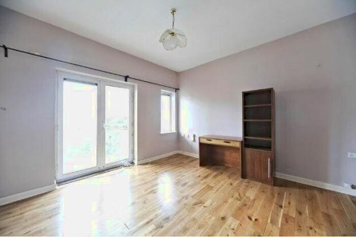 2 Bedroom Flat To Rent In Halstead Close, Croydon, CR0