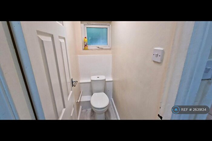 3 Bedroom Flat To Rent In Lovell Park Heights, Leeds, LS7