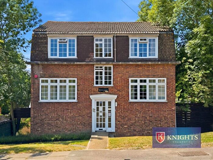 2 Bedroom Flat For Sale In Slades Rise, Enfield, EN2