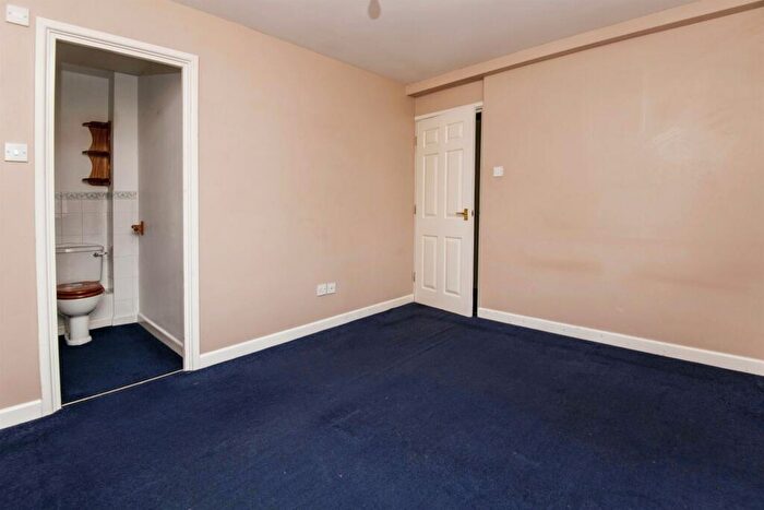 2 Bedroom Flat For Sale In Lewis Crescent, Exeter, EX2