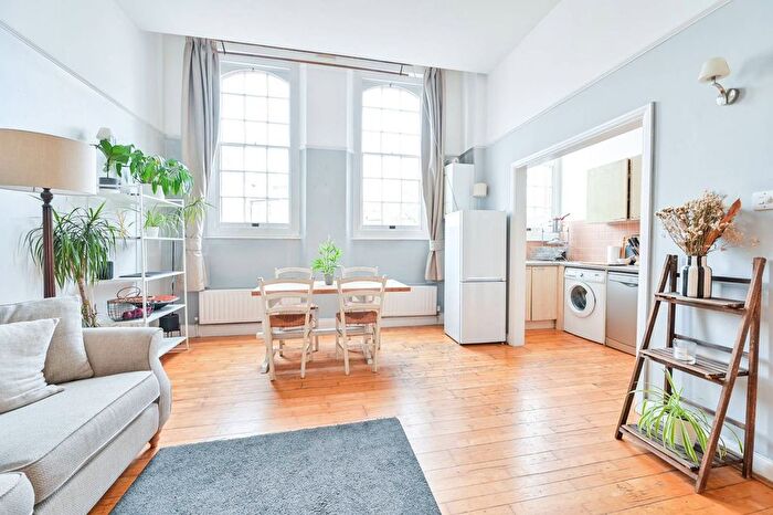 3 Bedroom Flat To Rent In College Green Court, Brixton, London, SW9