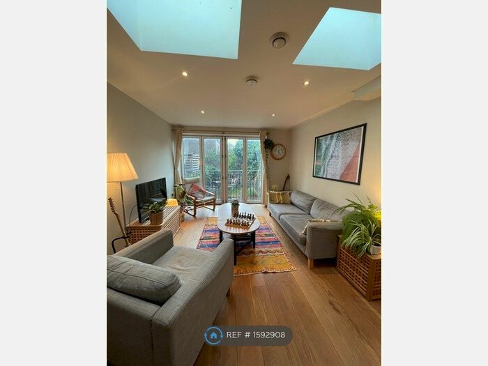 2 Bedroom Flat To Rent In Trafalgar Street, London, SE17