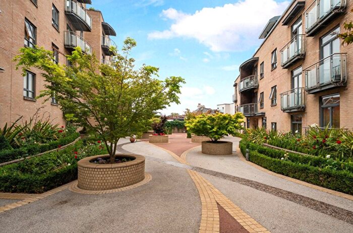 2 Bedroom Flat For Sale In Epsom Road, Guildford, Surrey, GU1