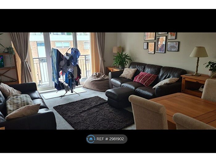 2 Bedroom Flat To Rent In Northway, Rickmansworth, WD3