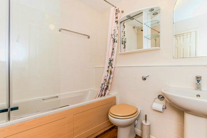 2 Bedroom Flat To Rent In Stanbury Gate, Spencers Wood, Reading, RG7