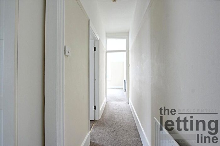 2 Bedroom Apartment To Rent In Windmill Hill, Enfield, Middlesex, EN2