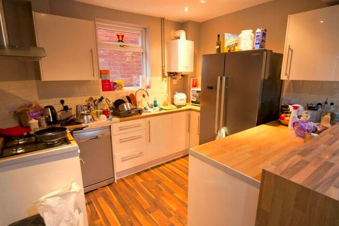 6 Bedroom Apartment To Rent In Freegrove Road, London, N7