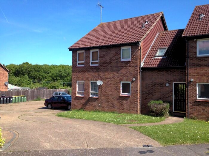 Studio To Rent In Woodstock Crescent, Hockley, Essex, SS5