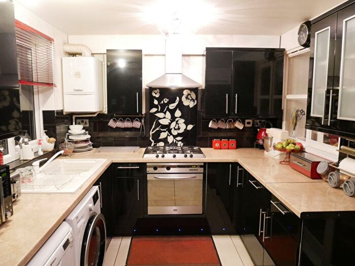 3 Bedroom Flat To Rent In Boston Road, Hanwell, W7