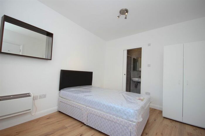 Studio To Rent In High Street, Harlesden, NW10