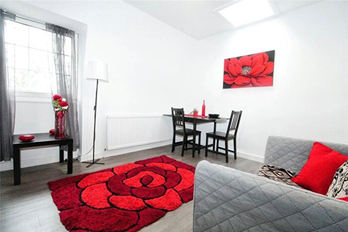 2 Bedroom Flat For Sale In Wide Lane, Southampton, Hampshire, SO18