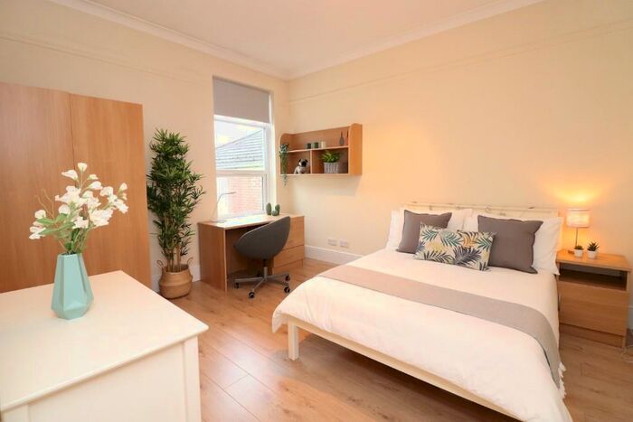 6 Bedroom House To Rent In Wilton Avenue, SO15