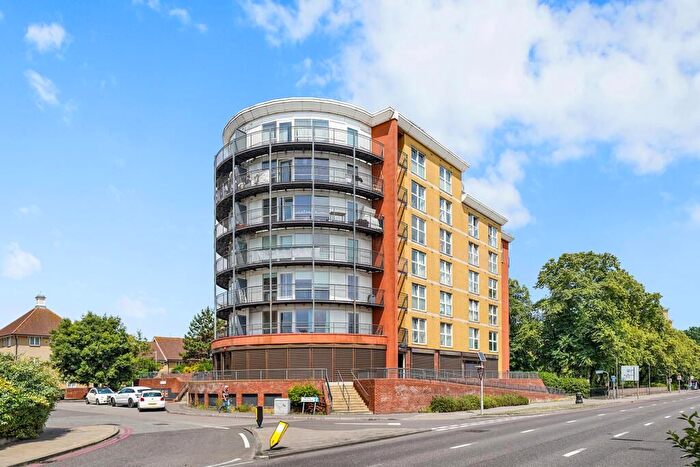 2 Bedroom Flat To Rent In Royal Crescent, Newbury Park, IG2