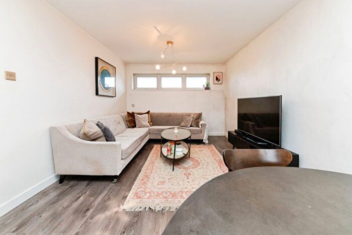 2 Bedroom Flat For Sale In Hilly Fields, Welwyn Garden City, AL7