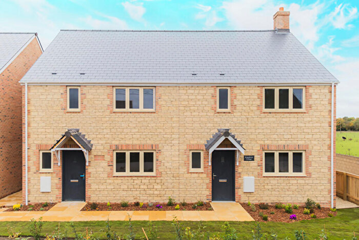 4 Bedroom Semi-Detached House For Sale In Kingsdown Lane, Blunsdon, Swindon, SN25