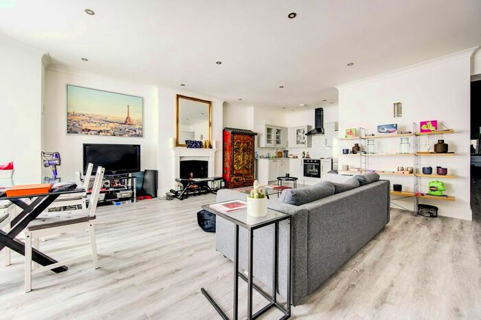 2 Bedroom Flat To Rent In Longridge Road, Earls Court, London, SW5